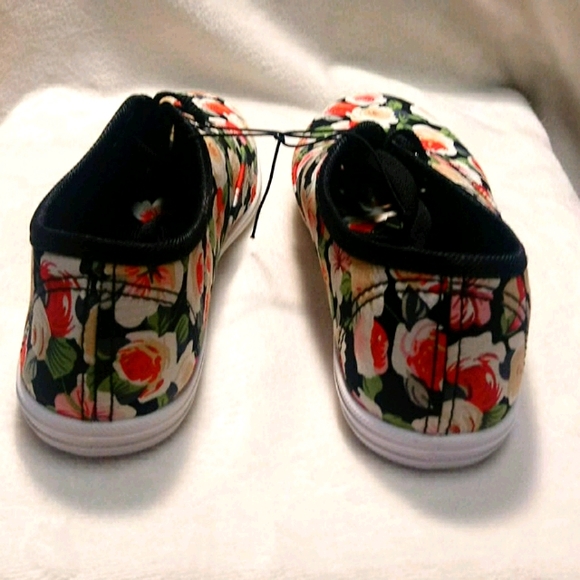 Brand New Ladies Floral Design Shoes - Picture 5 of 6